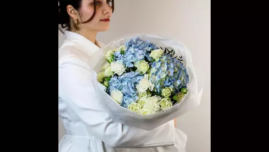 Авторский букет из&nbsp;гидрангии и&nbsp;кустовой розы "Облака" FMART by flowwow