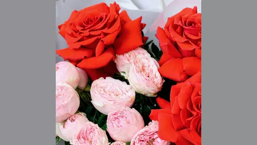 Авторский букет из&nbsp;французских и&nbsp;пионовидных роз "Первая любовь" FMART by flowwow