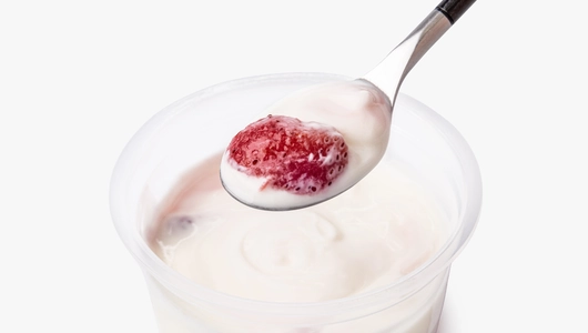 Йогурт сливочный со свежей клубникой 5%