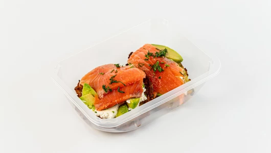 Оладьи из цукини с творожным сыром, авокадо и ломтиками форели Оладьи из цукини с творожным сыром, авокадо и ломтиками форели