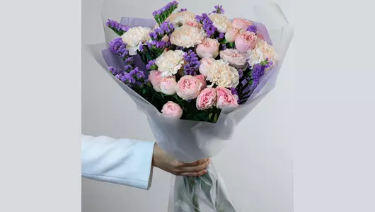 Авторский букет с&nbsp;пионовидной розой, гвоздикой и&nbsp;статицей "Лавандовый рассвет" FMART by flowwow