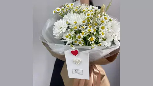 Букет из&nbsp;ромашек в&nbsp;крафт FMART by flowwow