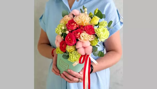 Цветы в&nbsp;коробке «Тропический коктейль» с&nbsp;эустомой FMART by flowwow