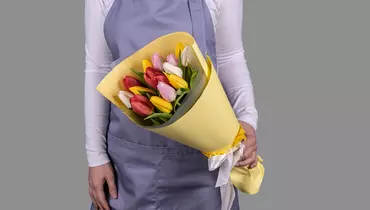 Букет из&nbsp;15 тюльпанов микс стандарт в&nbsp;оформлении