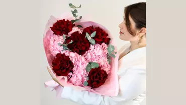 Авторский букет с&nbsp;гортензией и&nbsp;французской розой «Красное сердце» FMART by flowwow