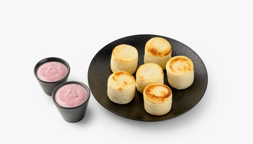 Большая порция сырников нежных с брусничной сгущенкой