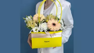 Сумочка с&nbsp;герберой, альстромерией, диантусом FMART by flowwow