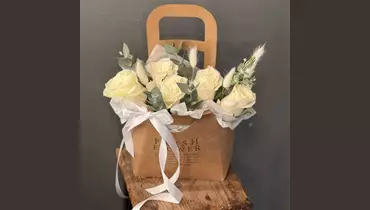 Белые розы в красивом оформлении «Любимой» FMART by flowwow