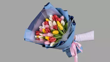 Букет из&nbsp;35 тюльпанов микс стандарт в&nbsp;оформлении