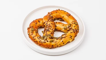 Брецель на сливочном масле с семечками