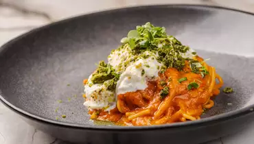 Спагетти томато, страчателла и&nbsp;зелёный пармезан