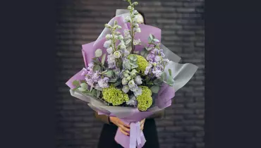 Каскадный букет из&nbsp;дельфиниума, маттиолы и&nbsp;целозии