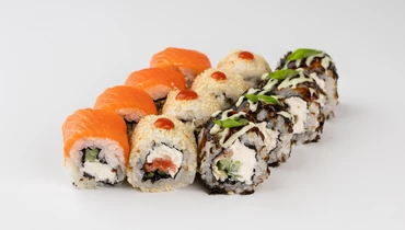 Изображение товара Сет роллов Радужный из трех видов с острыми соусами и свежими ингредиентами