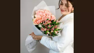 Букет из&nbsp;роз и&nbsp;альстромерии «Французский поцелуй» FMART by flowwow