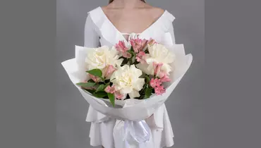 Букет из&nbsp;3 белых, французских роз и&nbsp;4 розовых альстромерий FMART by flowwow