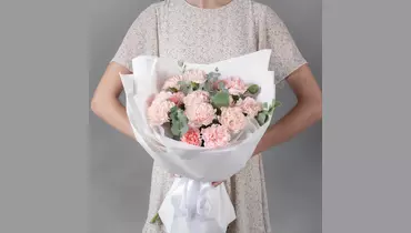 Букет из&nbsp;15 розовых гвоздик с&nbsp;эвкалиптом FMART by flowwow