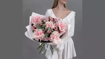 Букет из&nbsp;5 розовых, французских роз и&nbsp;4 розовых альстромерий с&nbsp;эвкалиптом FMART by flowwow