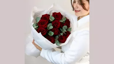 Монобукет из&nbsp;11 красных роз и&nbsp;эвкалипта "Алая роза" FMART by flowwow