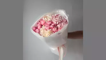 Изображение товара Нежный букет с гортензией и кустовыми пионовидными розами FMART by flowwow