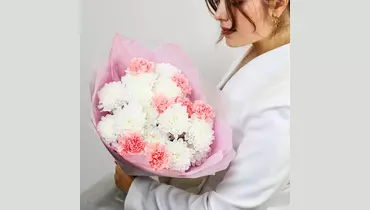 Авторский букет «Баббл гам» с&nbsp;хризантемой и&nbsp;гвоздикой FMART by flowwow