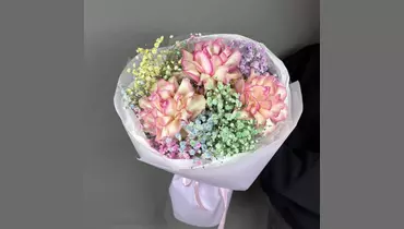 Букет нежнвх роз и&nbsp;радужной гипсофилы FMART by flowwow