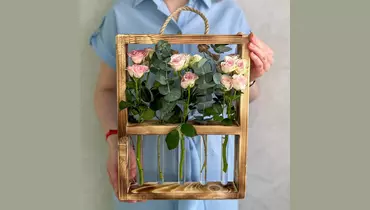 Рамка с&nbsp;розовыми кустовыми розами и&nbsp;эвкалиптом FMART by flowwow