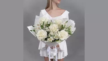 Букет из&nbsp;5 белых, французских роз и&nbsp;4 белых альстромерий FMART by flowwow