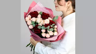 Авторский букет из&nbsp;кустовых и&nbsp;одноголовых роз «Яркий момент» FMART by flowwow