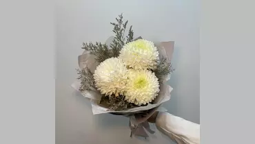 Букет из&nbsp;одноголовой хризантемы с&nbsp;лимониумом FMART by flowwow