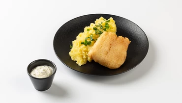 Филе-кусочки трески атлантической в кляре с картофельным пюре и чесночным соусом Филе-кусочки трески атлантической в кляре с картофельным пюре и чесночным соусом