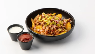 Картофельные дольки с мясным фаршем, беконом и маринованными огурцами, кафе