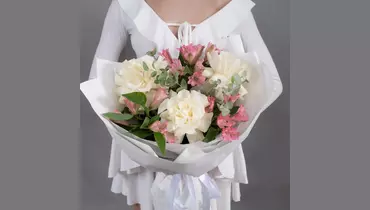 Букет из&nbsp;3 белых, французских роз и&nbsp;4 розовых альстромерий с&nbsp;эвкалиптом FMART by flowwow