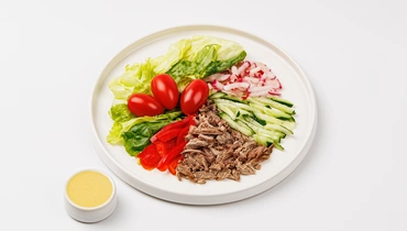 Боул с овощами, говядиной и соусом медово-горчичным