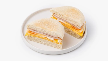 Изображение товара Мягкий пшеничный маффин с ветчиной сыром и яйцом вкусный завтрак