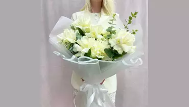 Белая французская роза в&nbsp;воздушной упаковке FMART by flowwow