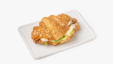 Изображение товара Зерновой круассан с курицей и медово-горчичным соусом аппетитный перекус