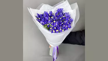 Букет 25 ирисов в&nbsp;светлой упаковке FMART by flowwow