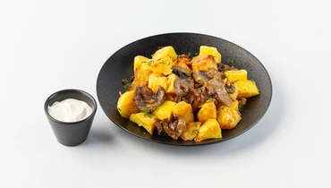 Картофель жаренный с грибами, зеленью и сметаной