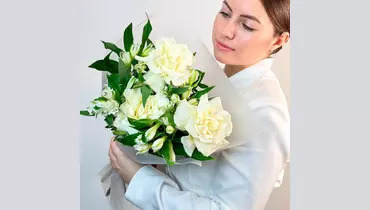 Авторский букет с&nbsp;французскими розами и&nbsp;альстромерией "Мятный леденец" FMART by flowwow