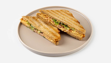 Сэндвич с&nbsp;беконом и&nbsp;скрэмблом на&nbsp;хлебе с&nbsp;отрубями, кафе