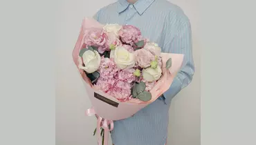 "Зефирный поцелуй" - Букет из&nbsp;роз и&nbsp;эустомы