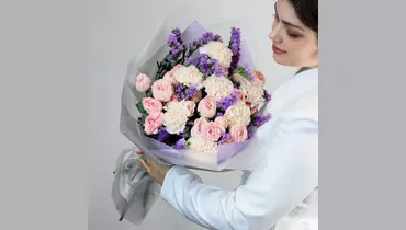 Авторский букет с&nbsp;пионовидной розой, гвоздикой и&nbsp;статицей "Лавандовый рассвет" FMART by flowwow