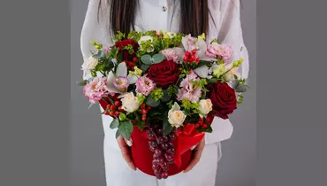 Сочный букет в бархатной шляпной коробке с виноградом