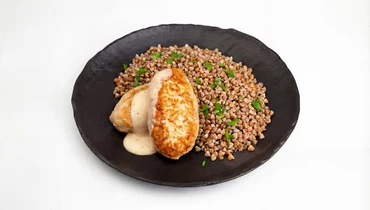 Бабушкины котлеты в&nbsp;сливочно-перечном соусе с&nbsp;гречневой кашей