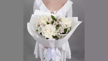 Букет из&nbsp;3 белых, французских роз и&nbsp;4 белых альстромерий FMART by flowwow