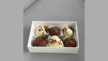 Клубника в&nbsp;белом и&nbsp;молочном шоколаде 6 штук FMART by flowwow