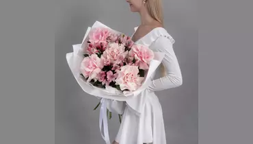 Букет из&nbsp;5 розовых, французских роз и&nbsp;4 розовых альстромерий FMART by flowwow