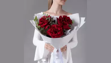 Букет из&nbsp;3 бордовых, французских роз с&nbsp;эвкалиптом FMART by flowwow