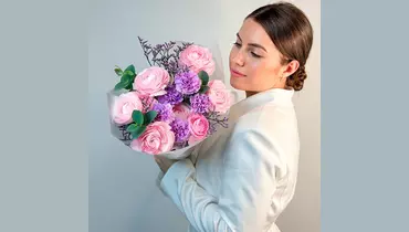 Авторский букет из&nbsp;ранункулюсов и&nbsp;гвоздики "Розовые грeзы" FMART by flowwow