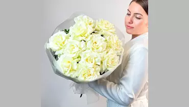 Монобукет из&nbsp;11 белых французских роз "Светлые чувства" FMART by flowwow